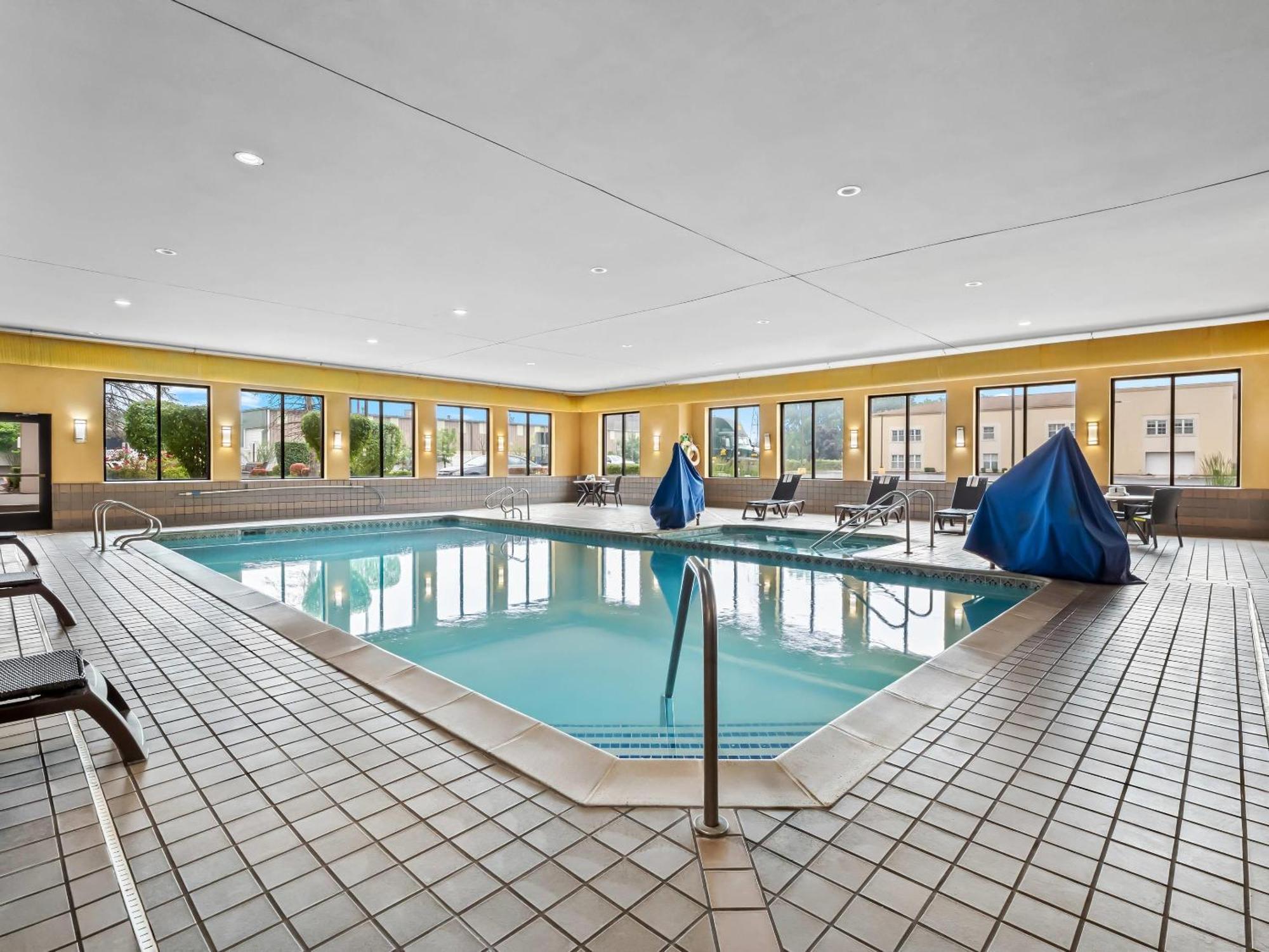 Comfort & - Dearborn 3*